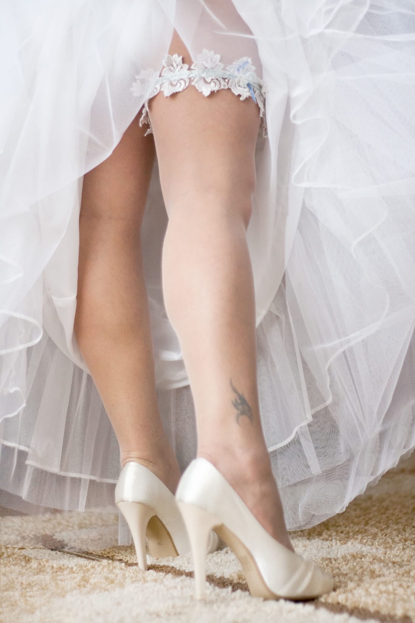 Mariée avec jarretière, robe et chaussures - Mariage Perpignan - Jarretière Perpignan